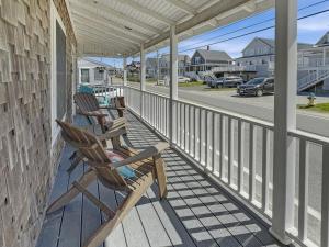 drei Schaukelstühle auf einer Veranda mit Blick auf eine Straße in der Unterkunft Sea Esta Brought to you by GetAway Vacations in Wells