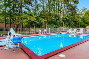 a swimming pool with a chair and a ladder in a yard at Red Roof Inn Williamsburg in Williamsburg