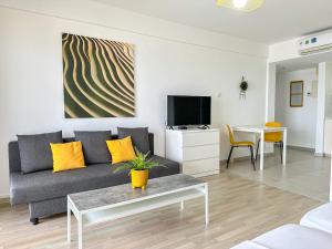 TV a/nebo společenská místnost v ubytování Lovely Studio Ayia Napa