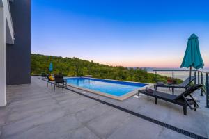 Bazén v ubytování Villa Ziganto with a view of the Kvarner Bay nebo v jeho okolí