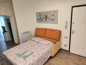 een kleine slaapkamer met een bed met een deken bij CARLA' S HOUSE in Anzola dell'Emilia