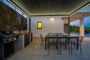 Kuchyň nebo kuchyňský kout v ubytování Villa Ziganto with a view of the Kvarner Bay