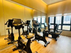 een sportschool met een heleboel hometrainers en spiegels bij Agile Bukit Bintang Suites TRX in Kuala Lumpur