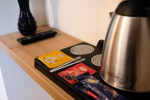 サラエボにあるBed and Breakfast Vijecnicaのテーブル(お茶ポット、本付)