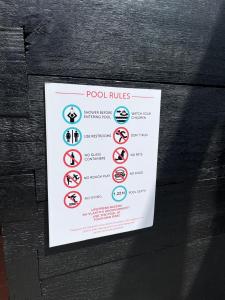 a sign that says pool rules on a wooden wall at Kuća za odmor Rukova Hiža in Donja Stubica