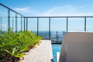 - Vistas a la piscina de un edificio con plantas en Lindos apto com piscina no Setor Oeste IDV en Goiânia