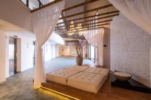 1 dormitorio grande con 1 cama en el centro de una habitación en Lindos apto com piscina no Setor Oeste IDV en Goiânia