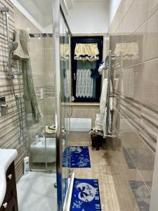 拿坡里的住宿－Susy home，带淋浴、盥洗盆和镜子的浴室