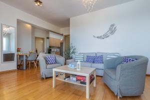 Setusvæði á DIMITRA apartment with private pool and sea view -the ground floor of a two storey building