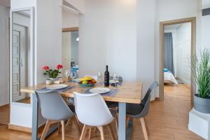 Drykkir á DIMITRA apartment with private pool and sea view -the ground floor of a two storey building