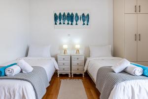 Rúm í herbergi á DIMITRA apartment with private pool and sea view -the ground floor of a two storey building