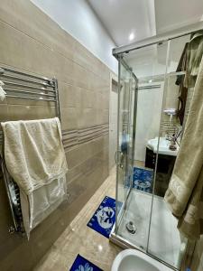 拿坡里的住宿－Susy home，一间带玻璃淋浴和水槽的浴室
