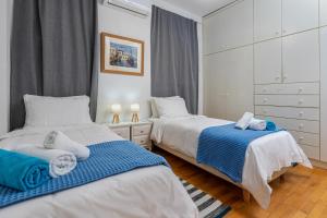 Rúm í herbergi á DIMITRA apartment with private pool and sea view -the ground floor of a two storey building