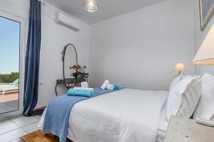 Rúm í herbergi á DIMITRA apartment with private pool and sea view -the ground floor of a two storey building