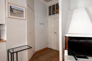 ein Wohnzimmer mit einem Kamin und einem TV in der Unterkunft 2ndhomes Kamppi Apartments 1 in Helsinki
