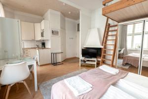 Zimmer mit einem Bett, einem Schreibtisch und einer Küche in der Unterkunft 2ndhomes Kamppi Apartments 1 in Helsinki