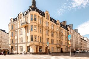 ein großes Gebäude an der Ecke einer Straße in der Unterkunft 2ndhomes Kamppi Apartments 1 in Helsinki