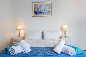 Rúm í herbergi á DIMITRA apartment with private pool and sea view -the ground floor of a two storey building