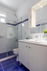 Baðherbergi á DIMITRA apartment with private pool and sea view -the ground floor of a two storey building