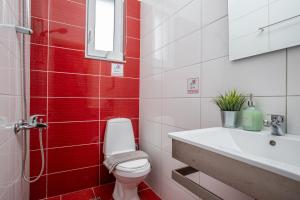 Baðherbergi á DIMITRA apartment with private pool and sea view -the ground floor of a two storey building