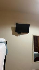telewizor z płaskim ekranem na ścianie sypialni w obiekcie Hotel Plaza Kavia w mieście Santo Domingo