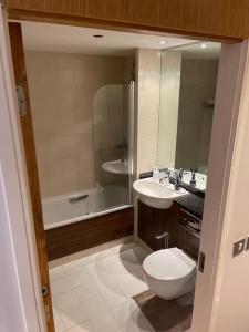 Ένα μπάνιο στο Luxury Apartment in Dublin