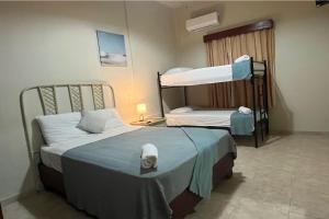 Habitación con 2 camas y 1 litera en Hotel Plaza Kavia en Santo Domingo