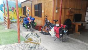 パラカスにあるParacas Desert Lodge&Toursの建物の外に駐輪した自転車