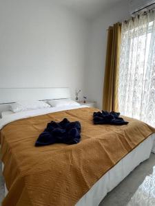 2 toallas en una cama en un dormitorio en Apartment, Few Steps from Ghadira Bay, en Mellieħa