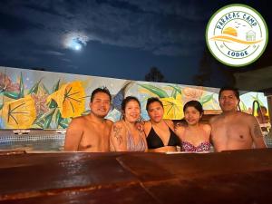 パラカスにあるDesert Lodge Paracas&Toursのサーフボードの前に立っている人々のグループ +178枚の写真
