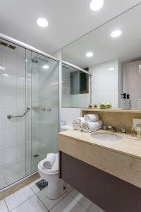 uma casa de banho com um chuveiro, um WC e um lavatório. em Lobie Botafogo Privilege no Rio de Janeiro