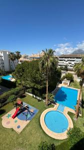 Bazén v ubytovaní Penthouse in Albir with Sea Views, 100m from Beach alebo v jeho blízkosti