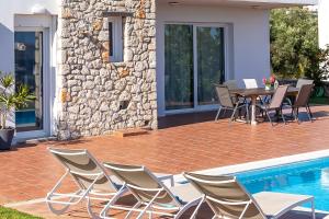 Sundlaugin á DIMITRA apartment with private pool and sea view -the ground floor of a two storey building eða í nágrenninu