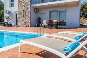 Sundlaugin á DIMITRA apartment with private pool and sea view -the ground floor of a two storey building eða í nágrenninu