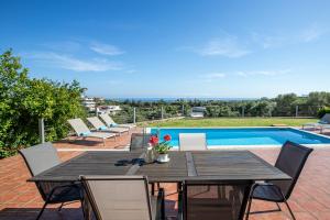 Sundlaugin á DIMITRA apartment with private pool and sea view -the ground floor of a two storey building eða í nágrenninu