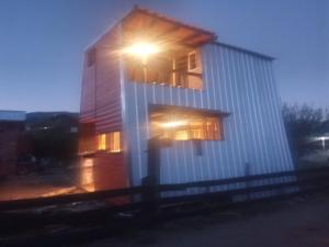 ein Gebäude mit einem Seitenlicht in der Unterkunft Cabaña Trapecio in San Carlos de Bariloche