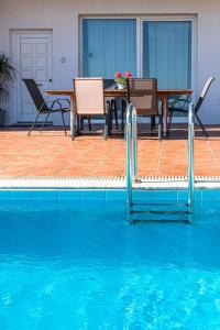 Sundlaugin á DIMITRA apartment with private pool and sea view -the ground floor of a two storey building eða í nágrenninu