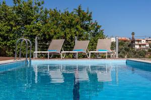 Sundlaugin á DIMITRA apartment with private pool and sea view -the ground floor of a two storey building eða í nágrenninu