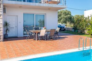 Sundlaugin á DIMITRA apartment with private pool and sea view -the ground floor of a two storey building eða í nágrenninu