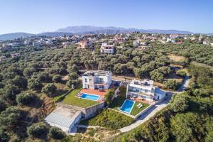 una vista aerea di una casa sulle colline di DIMITRA apartment with private pool and sea view -the ground floor of a two storey building a Daratso