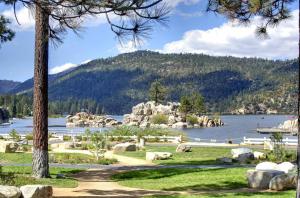 un parque con un lago y montañas al fondo en Boulder Bay Chalet Condo - Mountain charm condo with lake view and WIFI!, en Big Bear Lake