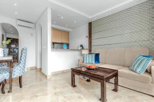 een woonkamer met een bank en een tafel bij Ocean View Apartment in Albatros Golf del Sur in San Miguel de Abona