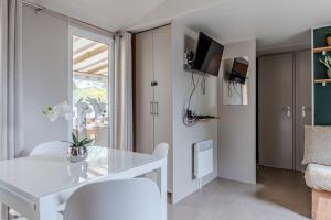 TV a/nebo společenská místnost v ubytování Havre de paix Gastes MH 704