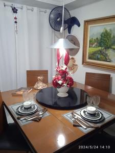 聖本圖－杜薩普卡伊的住宿－MINHA CASA,SUA CASA，一张餐桌,上面有花瓶