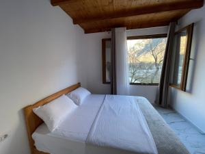 Postel nebo postele na pokoji v ubytování xhovani zelna + 13 fotografií