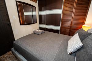Un dormitorio con una cama grande y una ventana en Cozy Studio Retreat with Private Parking and FREE Laundry, en Ponce