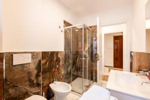 Un baño con ducha, inodoro y lavabo. en Flower Apartment, en Roma 18 fotos más