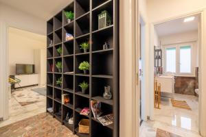Una gran estantería negra con plantas en macetas. en Flower Apartment, en Roma