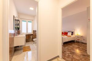 Un baño con lavabo y una cama en una habitación. en Flower Apartment, en Roma