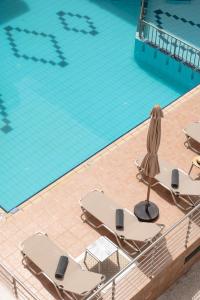 Bazén v ubytování Thelèsi Apartments, 100m from the beach nebo v jeho okolí